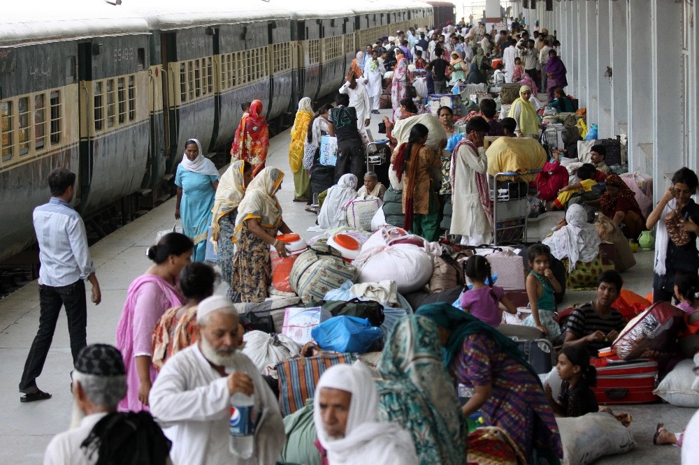 Pakistan, Hindistan’la tren seferlerini durdurdu