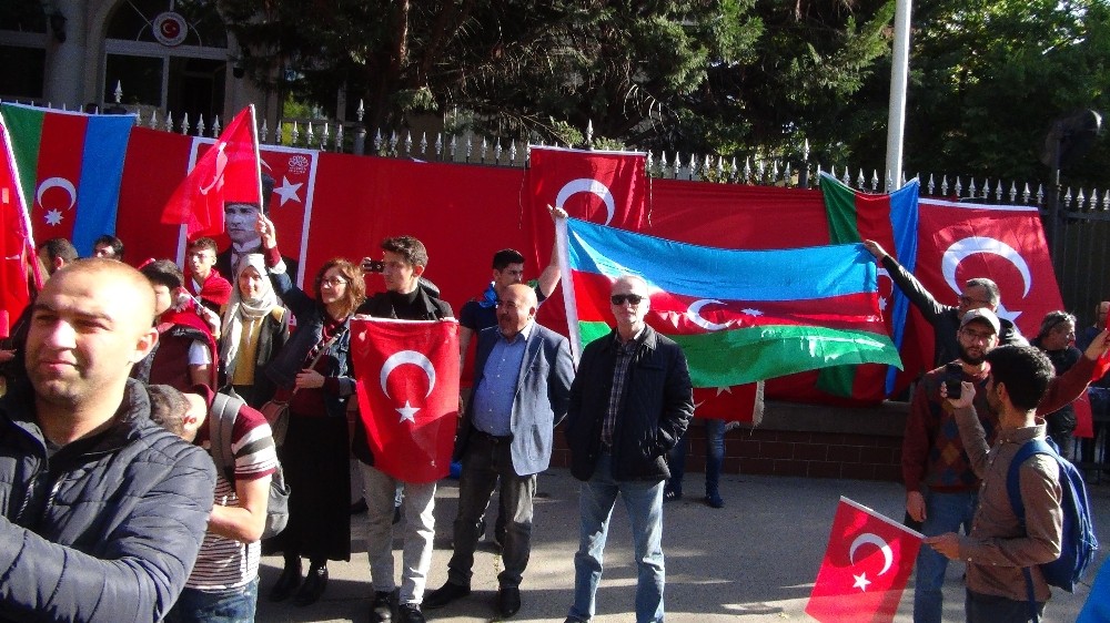 Macaristan’daki Türkler’den YPG/PKK yandaşlarına tepki