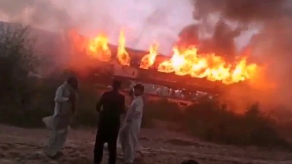 Pakistan’da bir yolcu treninde çıkan yangında 62 kişi hayatını kaybetti.